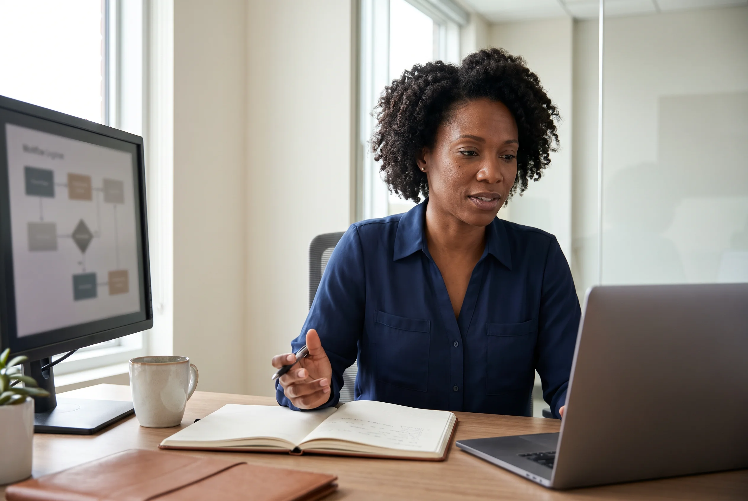 Une professionnelle consulte ses informations dans son espace de travail.